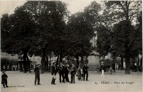 Paris - Place des Vosges -102082