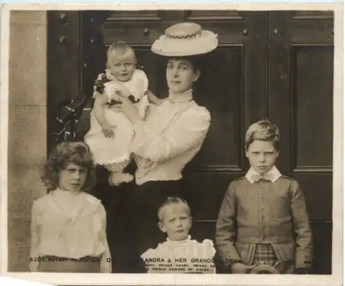 Queen Alexandra & her Grandchildren - Midget Post Card -97526