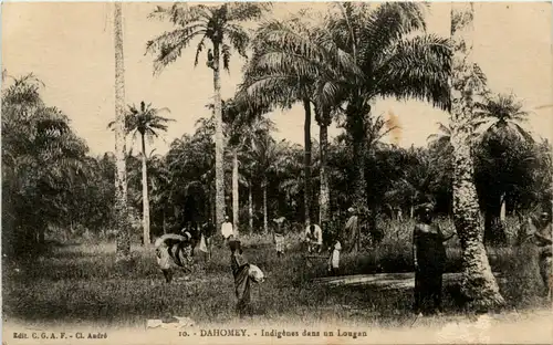 Dahomey - Indigenes dans un Lougan -98074