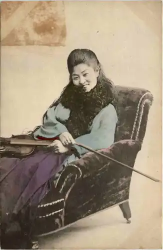 Japan - Frau mit Geige -97826