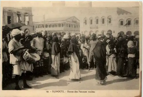 Djibouti - Danse des Femmes voilees -98598