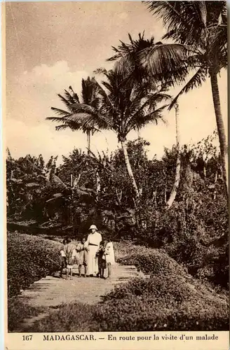 Madagascar - En route pour la visite d un malade -98184