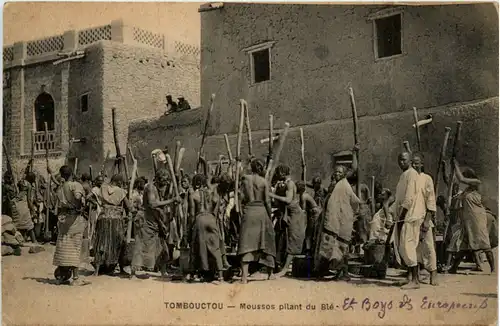 Tombouctou - Moussos pilant du Ble -99198