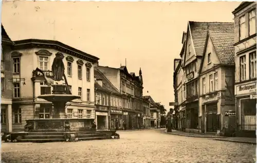 Güstrow, Strasse des Friedens mit Borwinbrunnen -374270