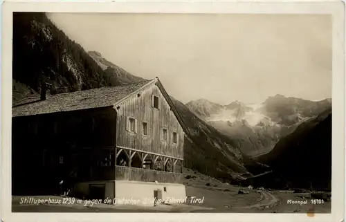 Stilluperhaus gegen die Gletscher Stillup, Zillertal Tirol -456404