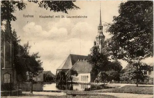 Itzehoe, Klosterhof mit St. Laurentiekirche -456624