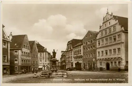Eichstätt, Marktplatz mit Brunnendenkmal des hl. Willibald -456822