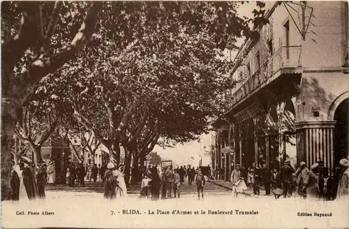 Blida, La Place dÀrmes et le Boulevard Trumelet -363328