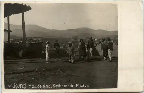 Vodovrat - Spielende Kinder vor der Moschee -461594