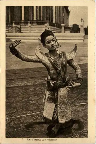 Un danseuse cambodgienne -82124