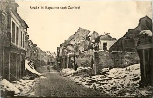 Strasse in Bapaume nach Cambrai -471300