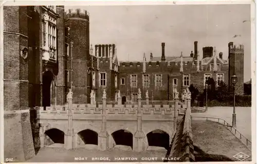 Moat Bridge - Hampton Court Palace -472554