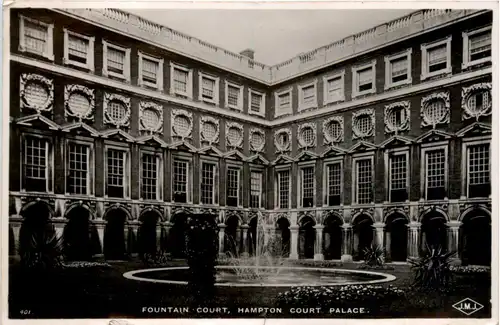 Fountain Court - Hampton Court Palace -472556