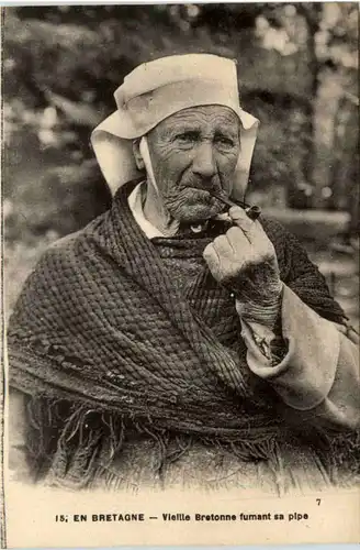 En Bretagne - Vielle Bretonne fumant sa pipe -473452