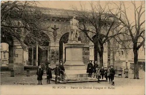 Auch - Statue du General Espagne et Halles -474688