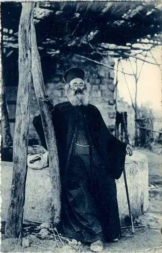 Beyrouth - Pretre grec revnant du marche -475552