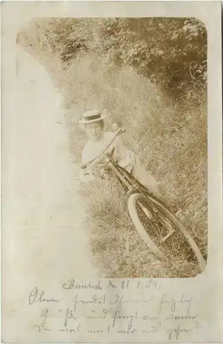 Reinbeck - Frau mit Fahrrad -476410