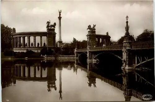 Budapest - Millenium Denkmal -476512