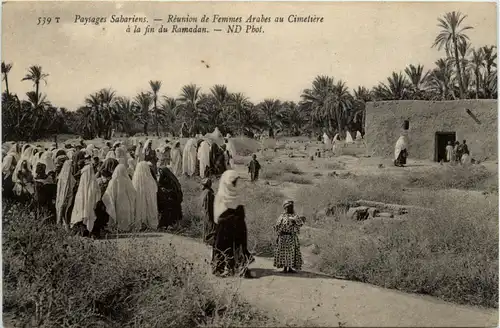 Reunion de Femmes Arabes au Cimetiere -440788