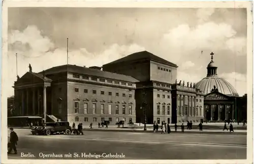 Berlin, Opernhaus mit St. Hedwigs-Cathedrale -376886