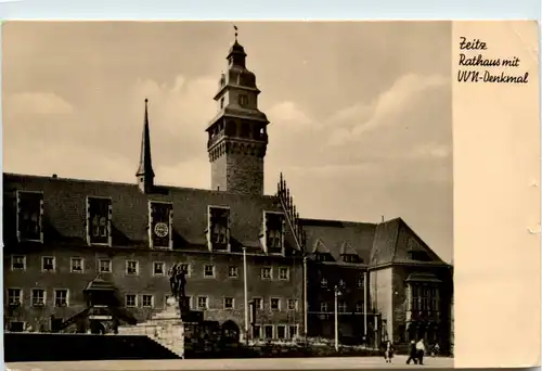 Zeitz, Rathaus mit VVN-Denkmal -377598