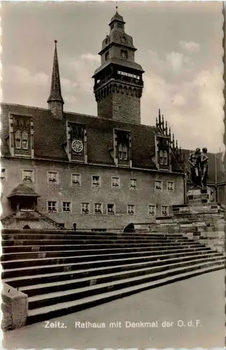 Zeitz, Rathaus mit Denkmal -377612