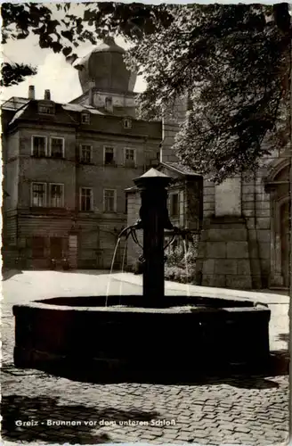 Greiz, Brunnen vor dem unteren Schloss -377264