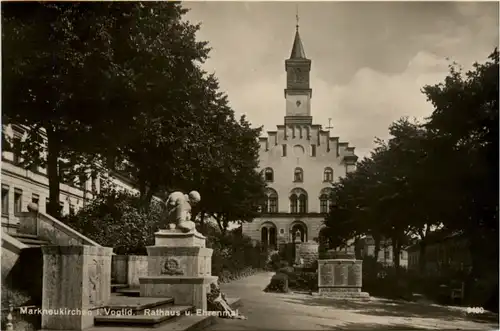 Markneukirchen/Vogtl., Rathaus u. Ehrenmal -378528