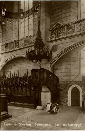 Wittenberg, Schlosskirche, Kanzel mit Luthergrab -377650