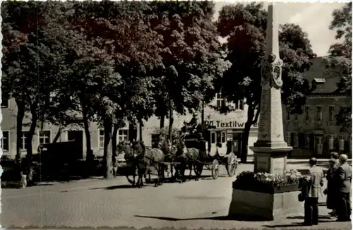 Oberwiesenthal, die Postkutsche an der Postmeilensäule auf dem Markt -386360