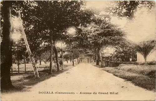 Cameroum - Douala - Avenue du Grand hotel -98214