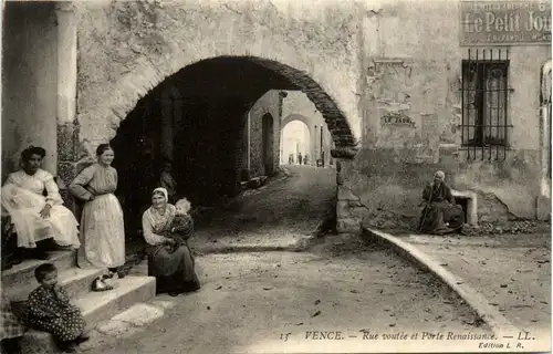 Vence, Rue voutee et Porte Renaissance -366886