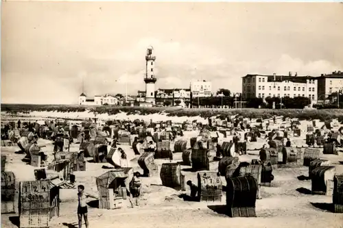 Warnemünde, Strand und Leuchtturm -388672
