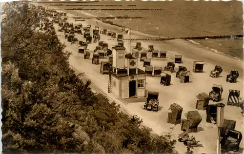 Ostseebad Koserow/ Usedom, Blick auf den Strand mit Rettungsstation -388700