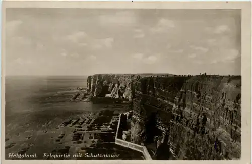 Helgoland, Felspartie mit Schutzmauer -388396