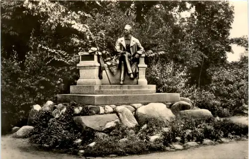 Neuruppin, Theodor-Fontane-Denkmal -388812