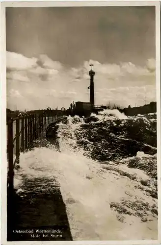 Warnemünde, Mole bei Sturm -372522