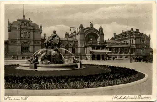 Schwerin, Bahnhof Mit Brunnen -390632