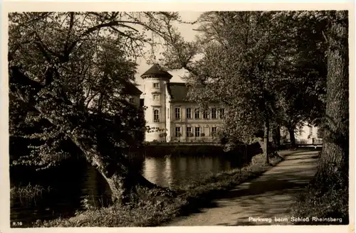 Parkweg beim Schloss Rheinsberg -390974