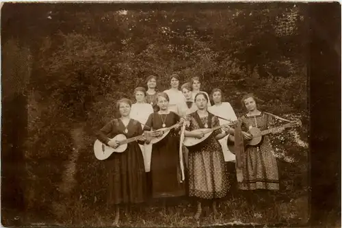 Frauen mit Mandolinen und Gitarren -482932