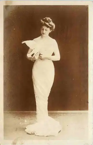 Frau mit Taube -464702