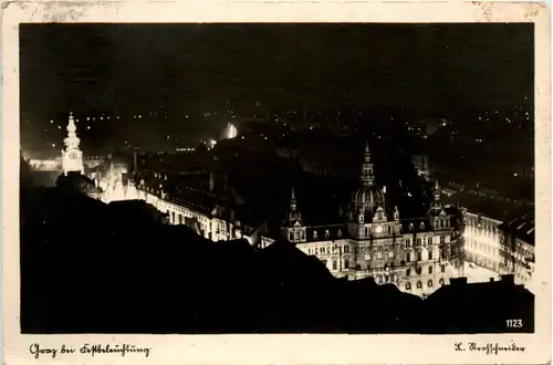 Graz bei Festbeleuchtung -370656