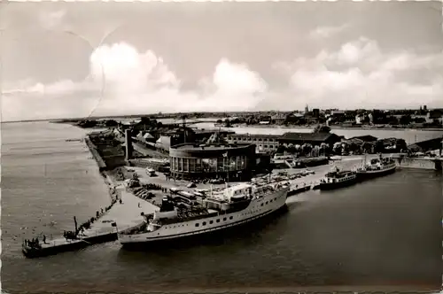 Wilhelmshaven - Blick auf Strand und Hafengelände -488318