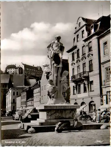 Landshut, Kriegerdenkmal mit Burg Trausnitz -371496