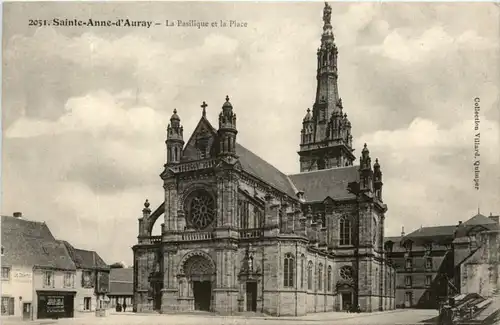 Sainte-Anne-dÀuray, la Basolique et la Place -391998