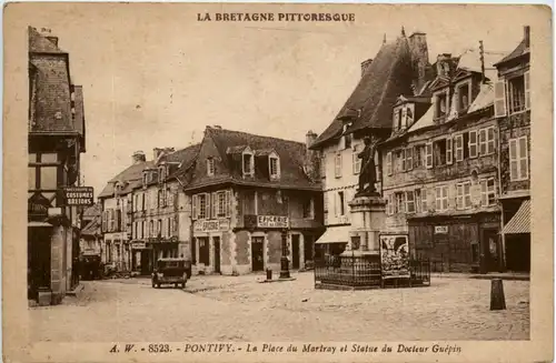 Pontivy, La Place du Martray et Statue du Docteur Guepin -392198