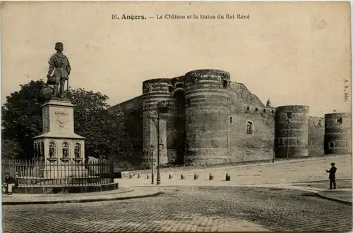 Angers, Le Chateau et la Statue du Roi Rene -392154