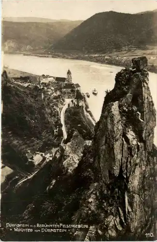 Dürnstein m.d berühmten Felsengebilde -391850