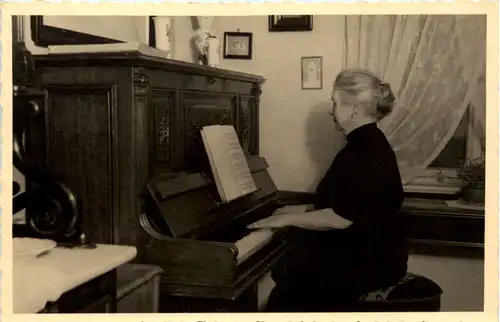 Nordhausen - Dame am Klavier -470724