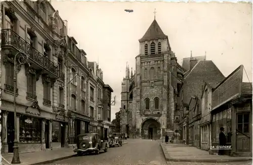 Saint-Quentin, Rue St. Andre et la Basilique -392190